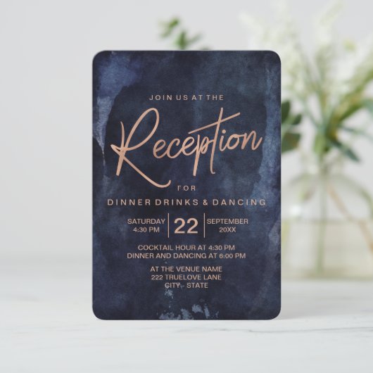 Carte D'accompagnement Réception de mariage bleu marine et or rose (Debout devant)