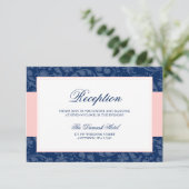 Carte D'accompagnement Réception de mariage bleu marine et rose blush dam (Debout devant)