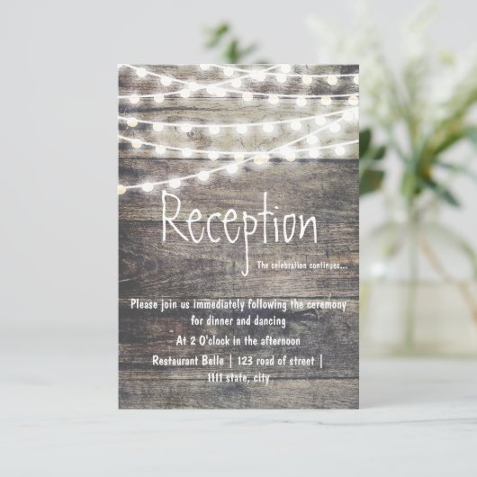 Carte D'accompagnement Réception de mariage en bois rustique et lampes à (Debout devant)