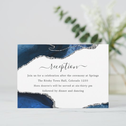 Carte D'accompagnement Réception de mariage Navy et Agate argentée (Debout devant)