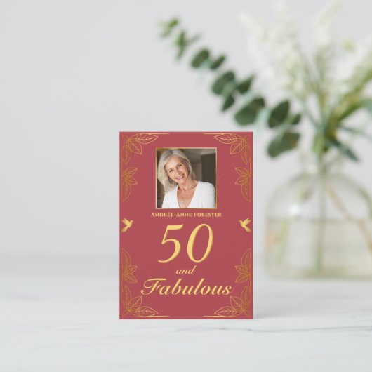 Carte D'accompagnement Red Gold moderne 50 Fabuleux code QR anniversaire (Debout devant)