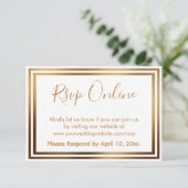 Carte D'accompagnement RSVP Online Simple Elegant Or Tone et Blanc (Debout devant)