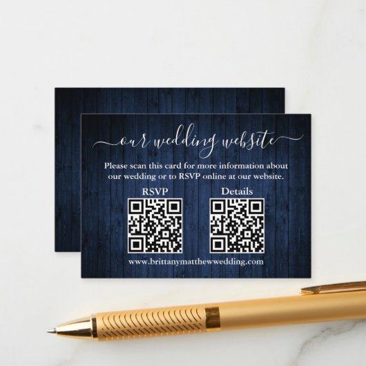 Carte D'accompagnement Rustic Blue Wood 2 QR Wedding RSVP Détails (Devant/Arrière en situation)