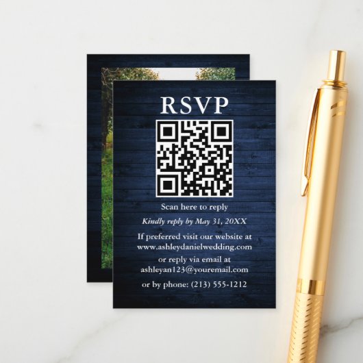 Carte D'accompagnement Rustic Blue Wood Photo QR Wedding RSVP (Devant/Arrière en situation)