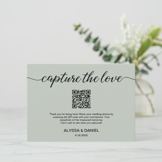 Carte D'accompagnement Sage Green Capture l'amour Code QR mariage photo (Debout devant)