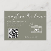 Carte D'accompagnement Sage Green Modern Script Capture Le code Love QR (Devant)