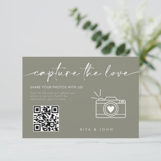 Carte D'accompagnement Sage Green Modern Script Capture Le code Love QR (Debout devant)