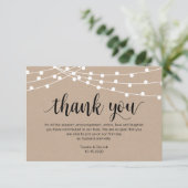 Carte D'accompagnement Script rustique, lumière à chaîne, Merci Mariage (Debout devant)