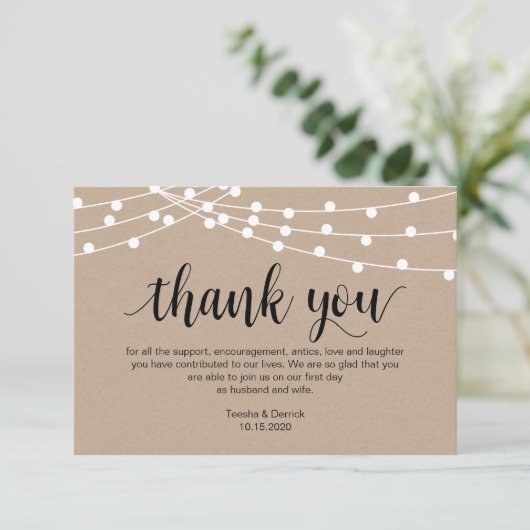 Carte D'accompagnement Script rustique, lumière à chaîne, Merci Mariage (Debout devant)