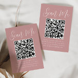Carte D'accompagnement Script simple Dusty Rose QR Code Mariage RSVP<br><div class="desc">Faites en sorte qu'il soit facile pour les invités de RSVP à votre mariage ou événement avec ces cartes RSVP de mariage modernes avec code QR. Les élégantes cartes d'enceinte de mariage affichent "Scan Me" dans un script blanc fantaisiste avec un arrière - plan rose poussiéreux. Personnalisez la carte avec...</div>