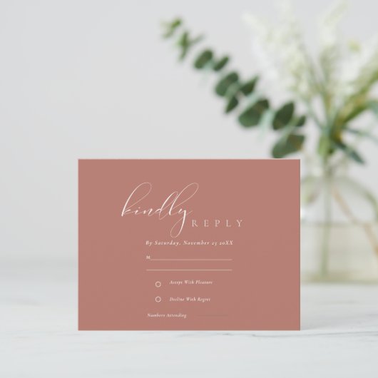 Carte D'accompagnement Simple Élégant Script Terracotta Mariage RSVP (Debout devant)