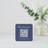 Carte D'accompagnement Simple Navy Blue Script Mariage Détails QR Code (Debout devant)