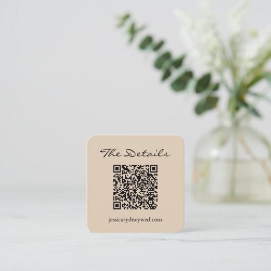 Carte D'accompagnement Simple Script Mariage RSVP Détails QR Code Beige (Debout devant)
