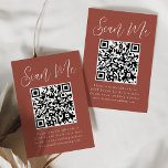 Carte D'accompagnement Simple Script Rust QR Code Wedding RSVP<br><div class="desc">Faites en sorte qu'il soit facile pour les invités de RSVP à votre mariage ou événement avec ces cartes RSVP de mariage modernes avec code QR. Les élégantes cartes d'enceinte de mariage affichent "Scan Me" dans un script blanc fantaisiste avec un arrière - plan rouille. Personnalisez la carte avec votre...</div>
