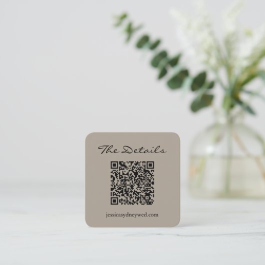 Carte D'accompagnement Simple Script Wedding RSVP Détails QR Code Taupe (Debout devant)