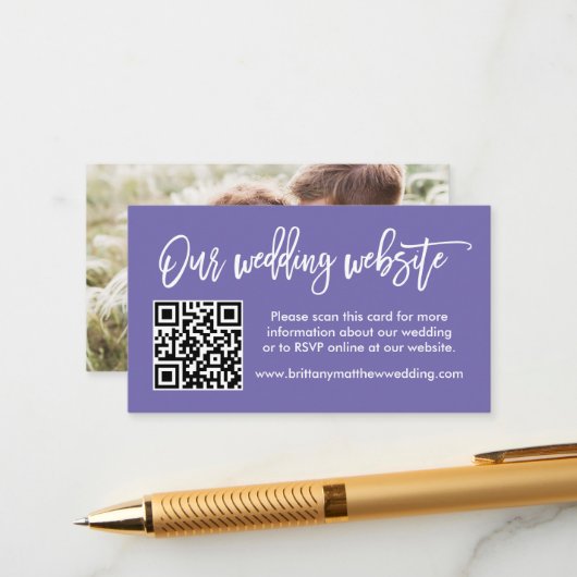 Carte D'accompagnement Site Web Mariage de script de brosse QR Périwinkle (Devant/Arrière en situation)