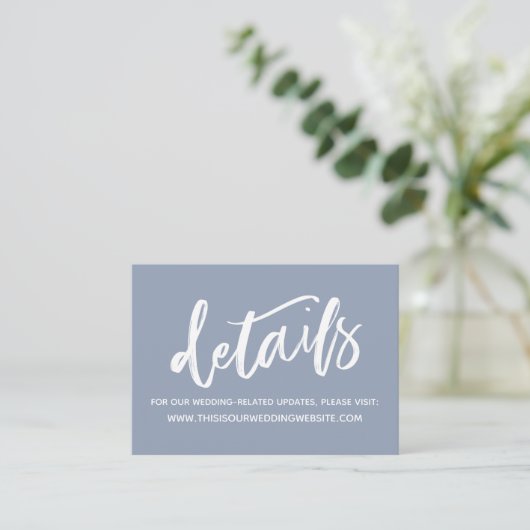 Carte D'accompagnement Typographie simple Dusty Blue Détails du Mariage (Debout devant)