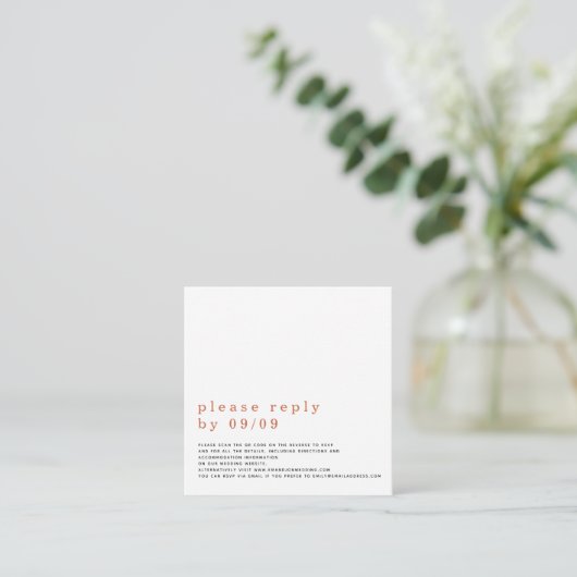 Carte D'accompagnement Typographie simple QR Code Mariage Terracotta RSVP (Debout devant)