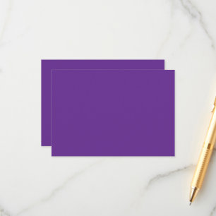 Carte D'accompagnement un arrière - plan pourpre avec un