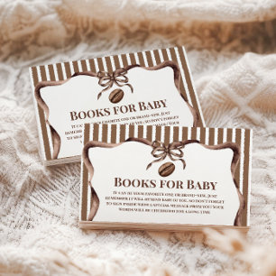 Carte D'accompagnement Un bébé prépare des livres de café pour une fête d