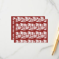 Un tapis rouge avec un motif texturé est étalé sur