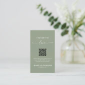 Carte D'accompagnement Vert sauge Calligraphy Capture l'amour QR Code (Debout devant)