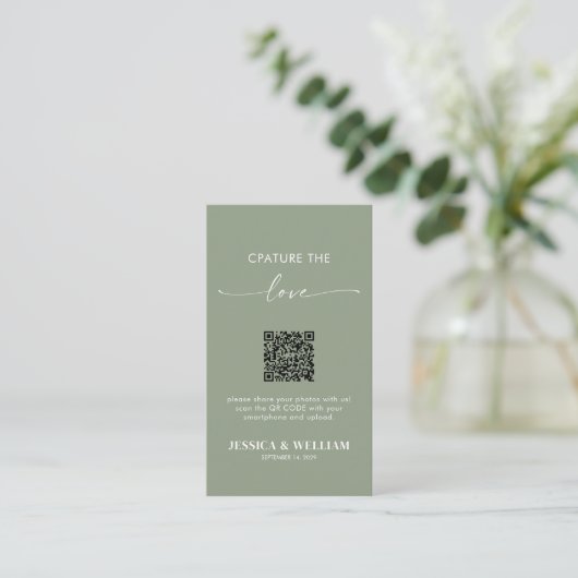 Carte D'accompagnement Vert sauge Calligraphy Capture l'amour QR Code (Debout devant)