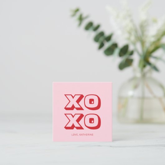 Carte D'accompagnement XOXO rose rouge moderne gras typographie personnal (Debout devant)