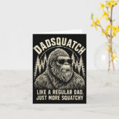 Carte Dadsquatch bigfoot comme un papa normal plus (Fleur jaune)