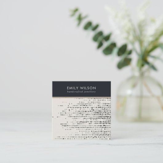 CARTE D'AFFICHAGE RETRO BLACK WHITE DOTS STUD EARR (Debout devant)