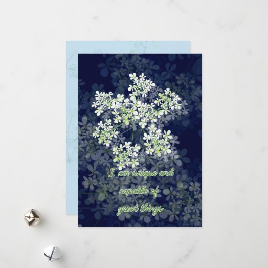 Carte d'affirmation avec fleurs sur arrière - plan (Devant/Arrière en situation)