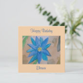 Carte d'anniversaire à plat de fleurs bleues (Debout devant)