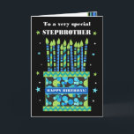 Carte d'anniversaire avec bougies pour gâteau de b<br><div class="desc">Une carte d'anniversaire lumineuse pour votre demi-frère, avec de nombreuses bougies à motifs sur un gâteau d'anniversaire. En haut de la couverture, les mots "À un demi-frère très spécial" sont inscrits en lettres blanches sur fond noir. Il y a une bande bleue autour du gâteau avec "JOYEUX ANNIVERSAIRE !" également...</div>