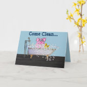 Carte d'anniversaire avec cochon dans un bain à bu (Fleur jaune)