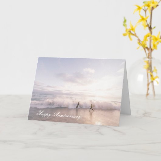 Carte d'anniversaire avec couple courant sur la pl (Fleur jaune)