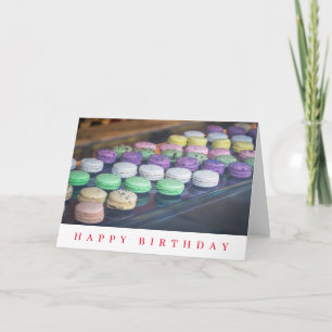 Carte d'anniversaire avec macarons de près
