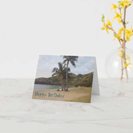 Carte d'anniversaire avec une scène de plage. (Fleur jaune)