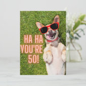 Carte d'anniversaire de 50e chien de rire (Debout devant)