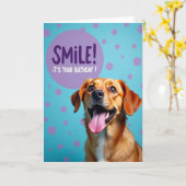 Carte d'anniversaire de chiot souriant (Fleur jaune)