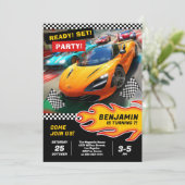 Carte d'anniversaire de la voiture de course (Debout devant)