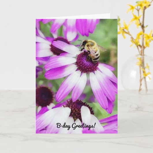 Carte d'anniversaire de l'abeille mignonne sur le (Fleur jaune)
