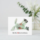Carte d'anniversaire de lapin amusante. Être extra (Debout devant)