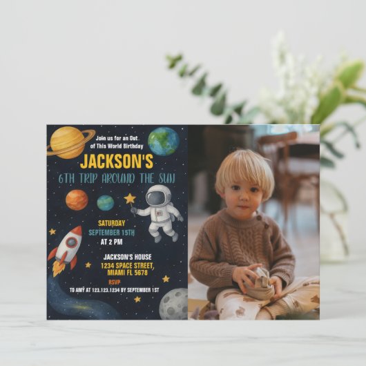 Carte d'anniversaire de l'espace modifiable avec p (Debout devant)