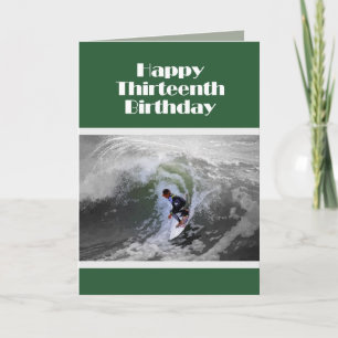 Carte d'anniversaire de surfer heureux treizième