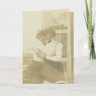 Carte d'anniversaire —Femmes victoriennes embrassa