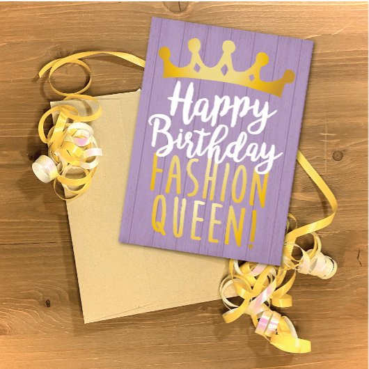 Carte d'anniversaire joyeuse de la reine de mode