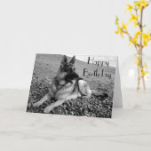 Carte d'anniversaire joyeuse du Chien chiot allema (Fleur jaune)