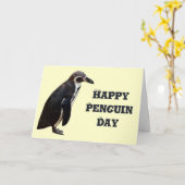 Carte d'anniversaire mignonne de pingouin noir et  (Fleur jaune)