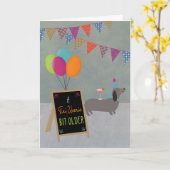 Carte d'anniversaire pour un teckel un peu plus vi (Fleur jaune)