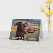 Carte d'anniversaire rouge mignonne de dobermann (Fleur jaune)